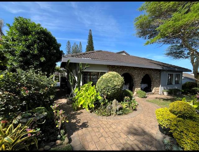 6 BEDROOM HOUSE FOR SALE IN MANABA BEACH